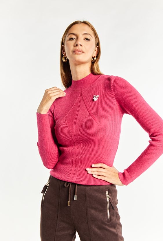 Sweter damski z biżuteryjną agrafką