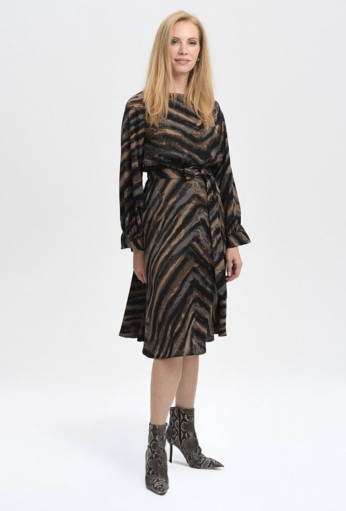 Elegancka sukienka w ciekawy wzór