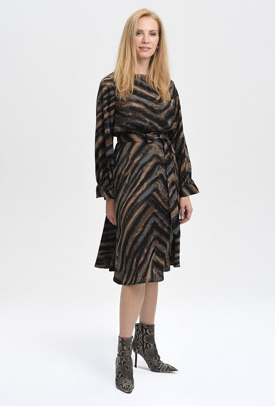 Elegancka sukienka w ciekawy wzór