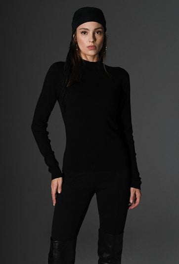 Sweter damski z biżuteryjną agrafką