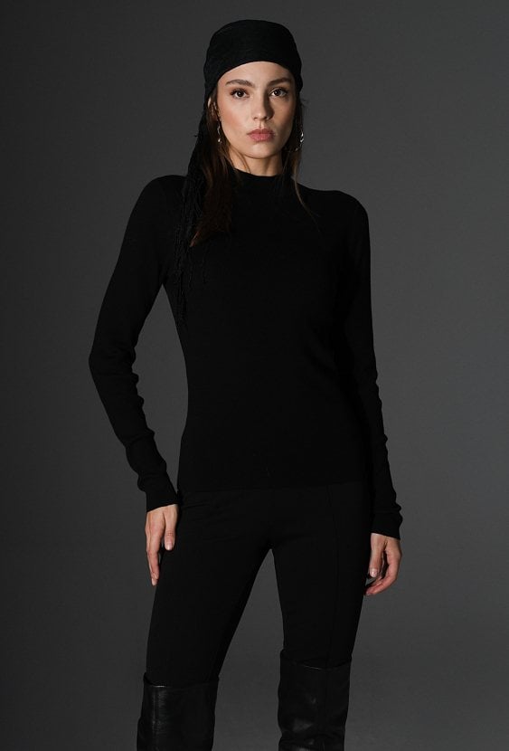 Sweter damski z biżuteryjną agrafką