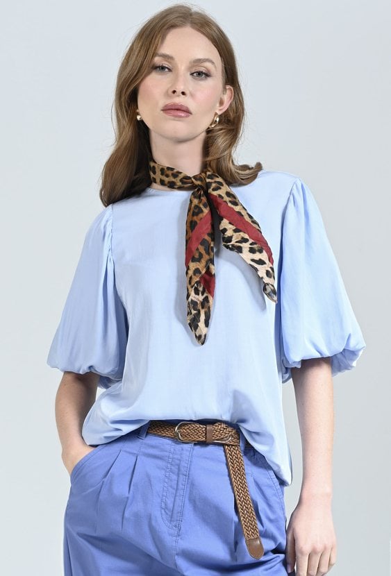 Błękitna bluzka z bufiastym rękawem