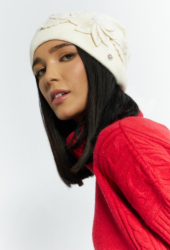 Czapka damska ze zdobieniem