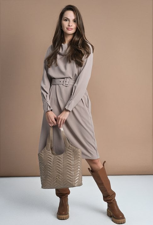 Sukienka z rozłożystym kołnierzem