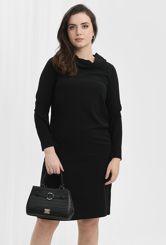 Sukienka z rozłożystym kołnierzem