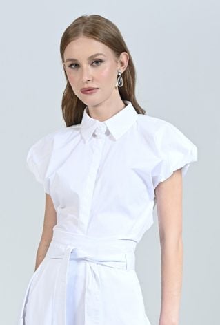 Elegancka biała koszula z ozdobną różą