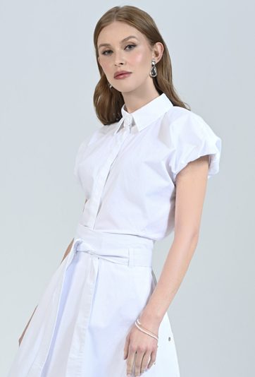 Elegancka biała koszula z ozdobną różą