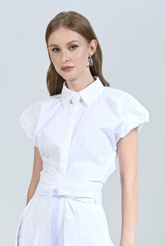 Elegancka biała koszula z ozdobną różą