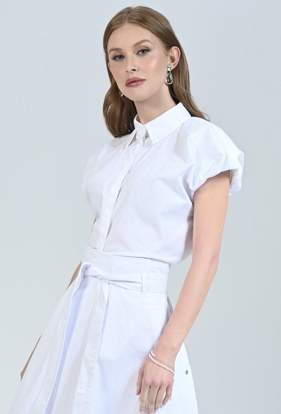 Elegancka biała koszula z ozdobną różą