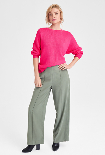 Różowy sweter o prostym fasonie