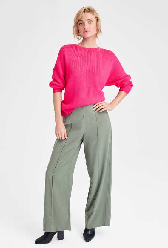 Różowy sweter o prostym fasonie