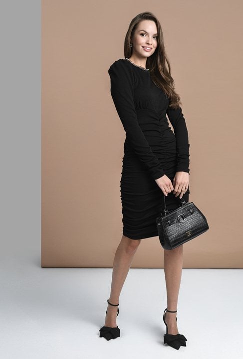 Dopasowana sukienka z marszczeniem