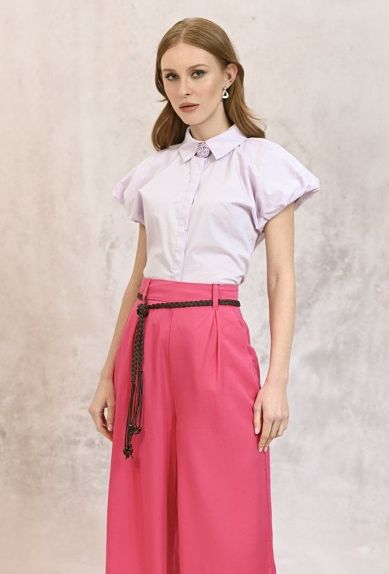 Elegancka różowa koszula z ozdobną różą