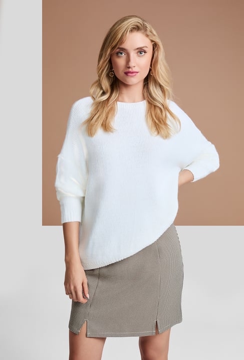 Biały sweter o prostym fasonie