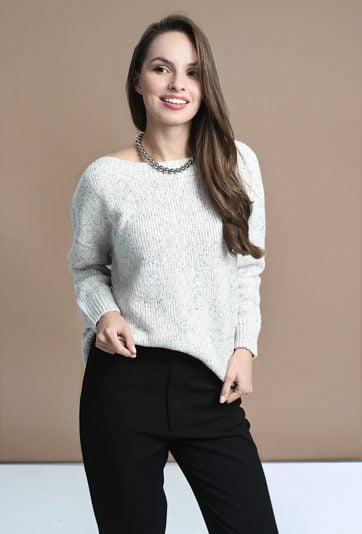 Beżowy sweter z kolorową włóczką