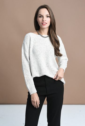 Beżowy sweter z kolorową włóczką