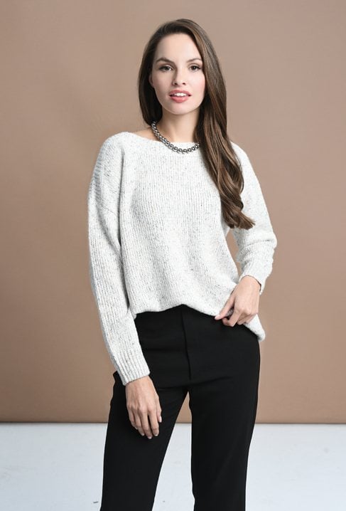 Beżowy sweter z kolorową włóczką