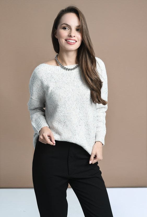 Beżowy sweter z kolorową włóczką