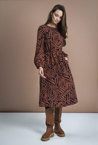 Długa sukienka w kontrastowy wzór