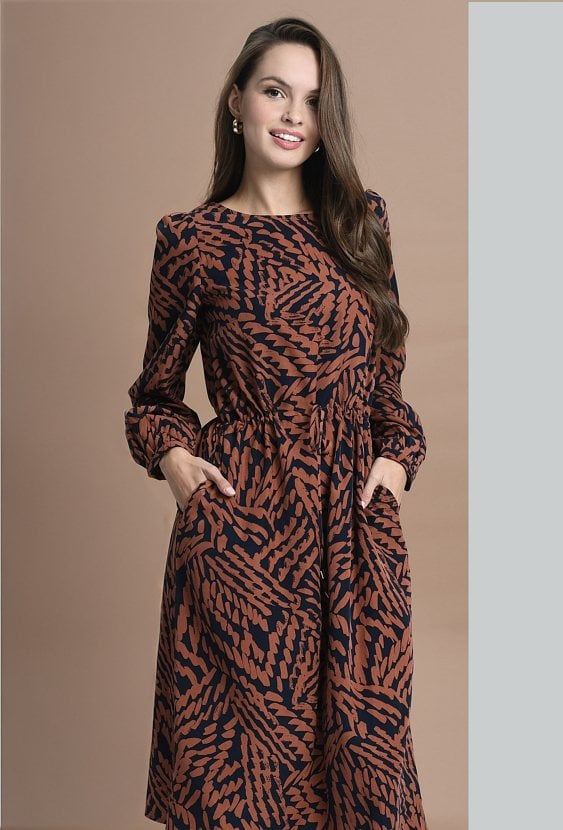 Długa sukienka w kontrastowy wzór