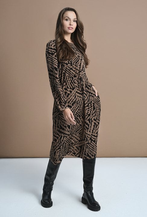 Długa sukienka w kontrastowy wzór