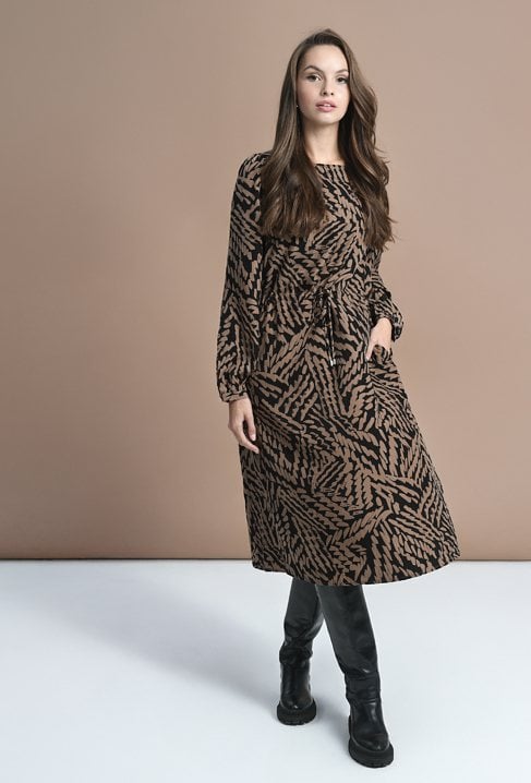 Długa sukienka w kontrastowy wzór