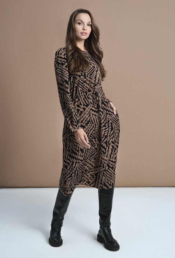 Długa sukienka w kontrastowy wzór