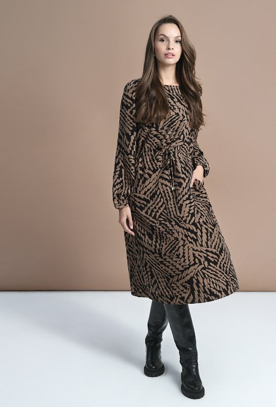 Długa sukienka w kontrastowy wzór