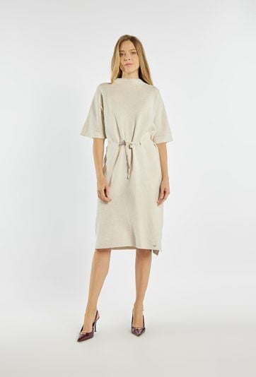 Dzianinowa sukienka z wiązaniem