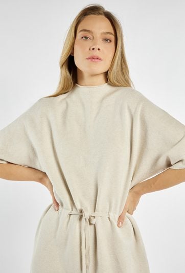 Dzianinowa sukienka z wiązaniem