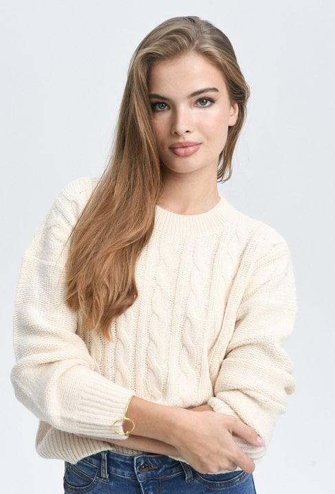 Sweter o warkoczowym splocie