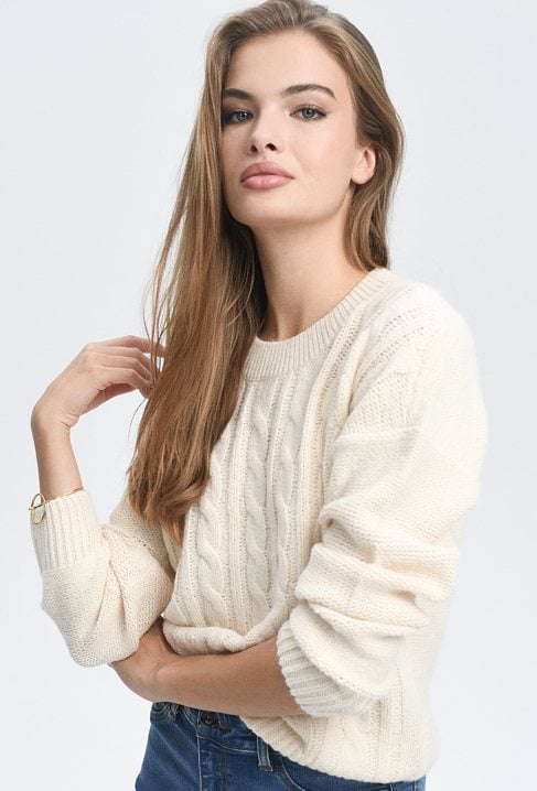 Sweter o warkoczowym splocie