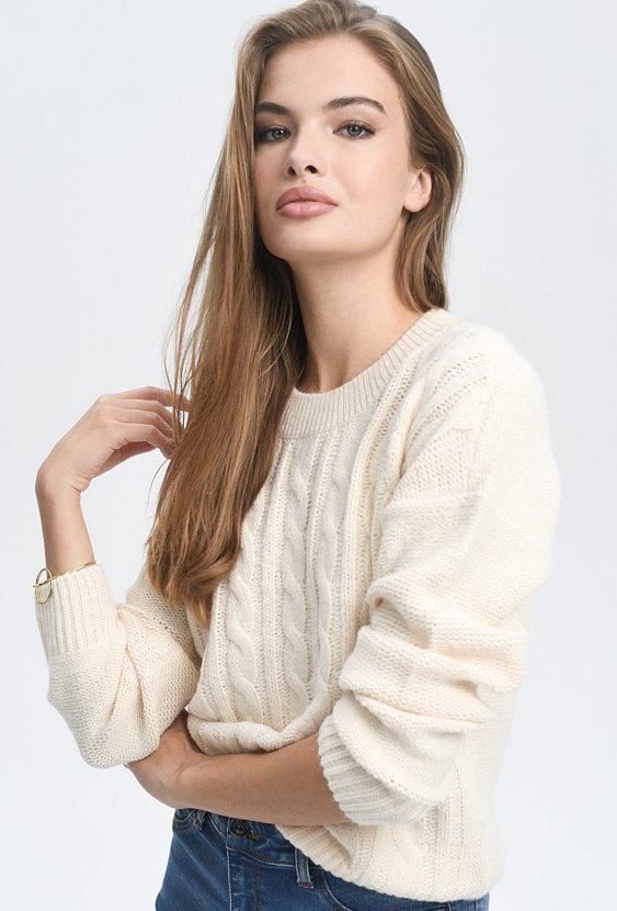 Sweter o warkoczowym splocie