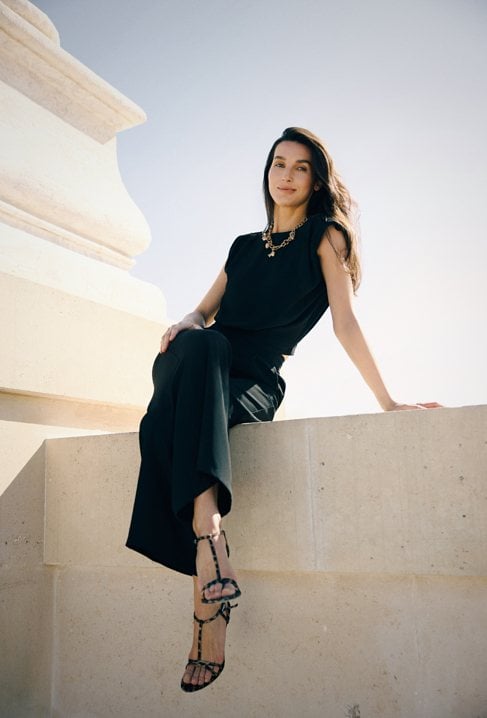 Czarna bluzka o kubełkowym fasonie