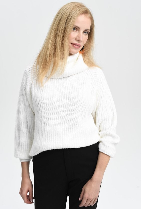 Biały golf o luźnym fasonie