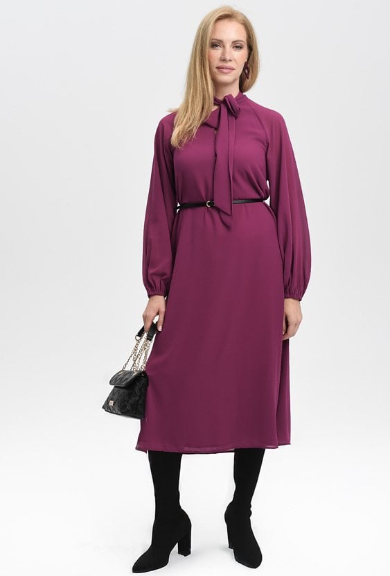 Sukienka z ozdobna szarfą