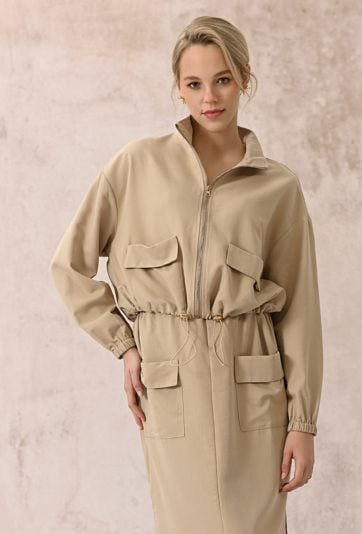 Beżowa kurtka typu bomber