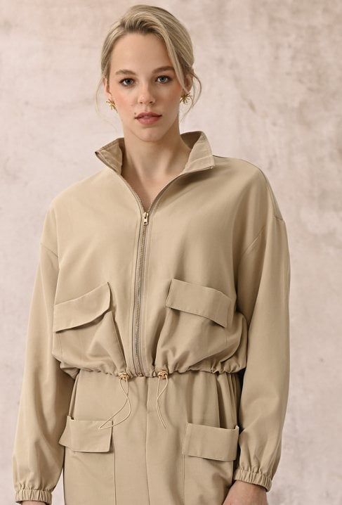 Beżowa kurtka typu bomber