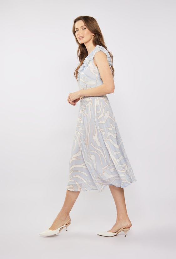 Wzorzysta sukienka z falbaną