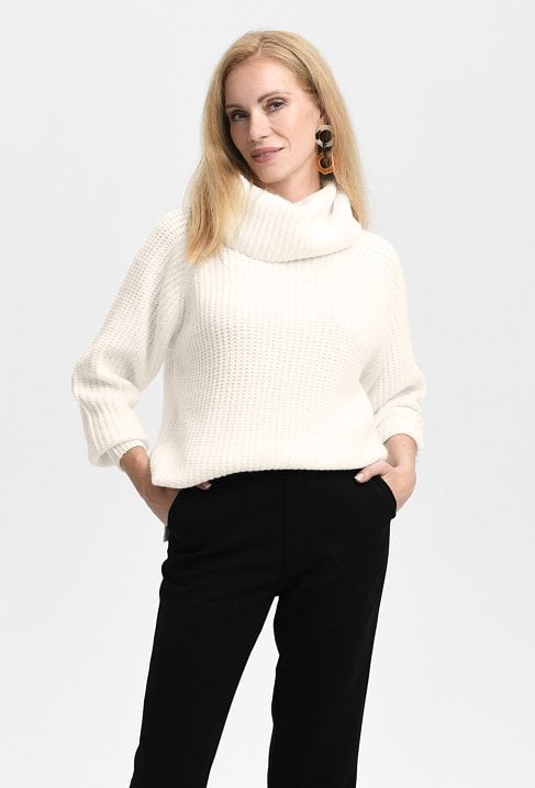 Różowy golf o luźnym fasonie