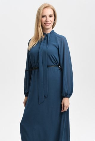 Sukienka z ozdobna szarfą