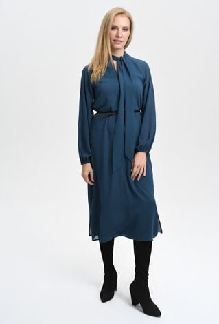 Sukienka z ozdobna szarfą