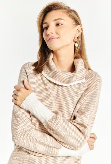 Sweter damski z luźnym golfem