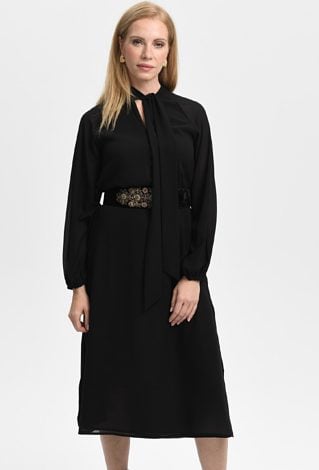 Sukienka z ozdobna szarfą