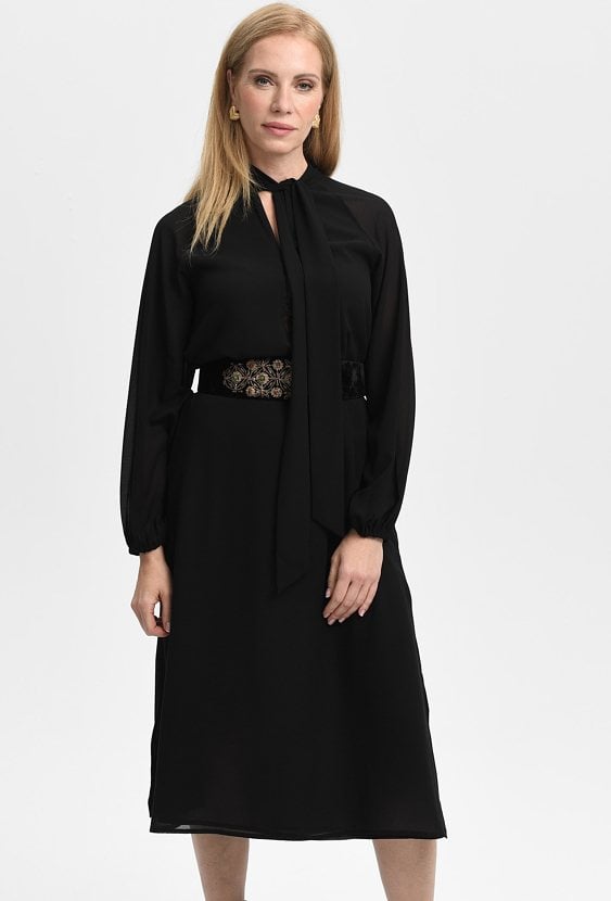 Sukienka z ozdobna szarfą