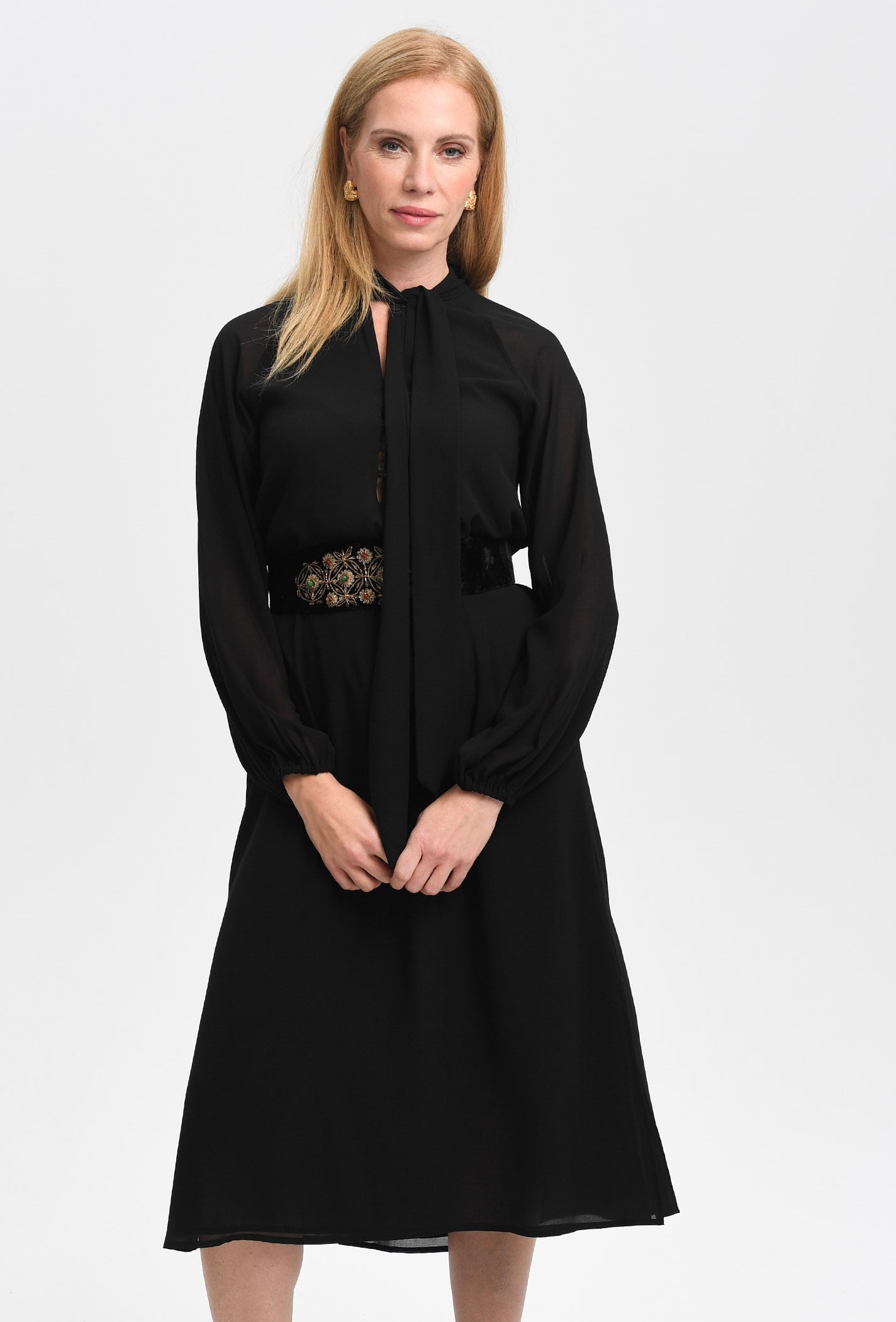 Sukienka z ozdobna szarfą