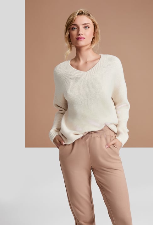 Beżowy sweter o grubym splocie