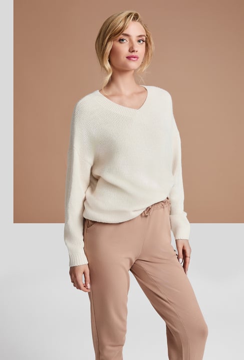 Beżowy sweter o grubym splocie