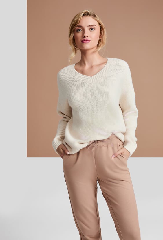 Beżowy sweter o grubym splocie