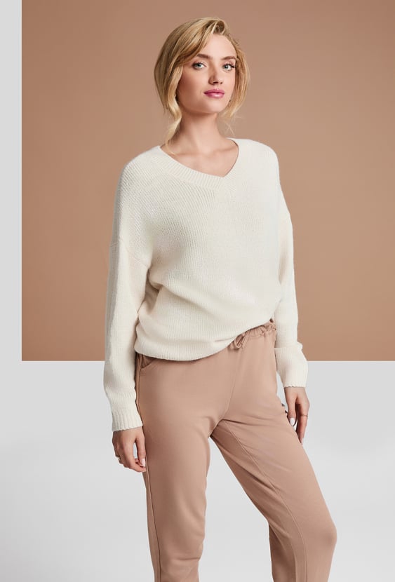 Beżowy sweter o grubym splocie